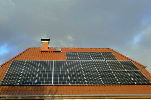 Solarmodule auf Dach von Wohnhaus
